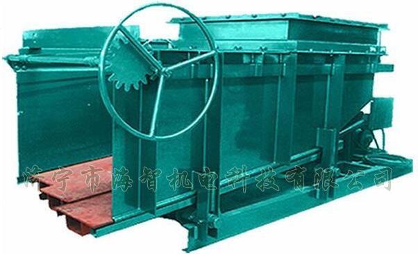 導(dǎo)料槽設(shè)有多個(gè)活動(dòng)式底板，底板在回程過程中可以承受物料所帶來的摩擦力